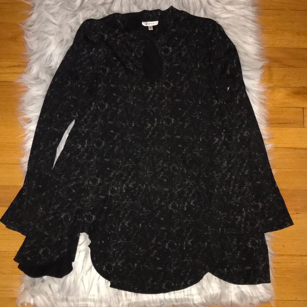 Key hole flowy bell sleeve shirt